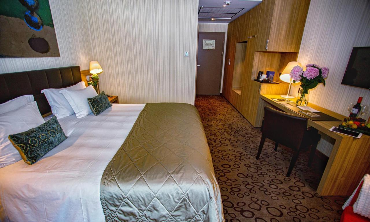 Domina Hotel Novosibirsk Ngoại thất bức ảnh